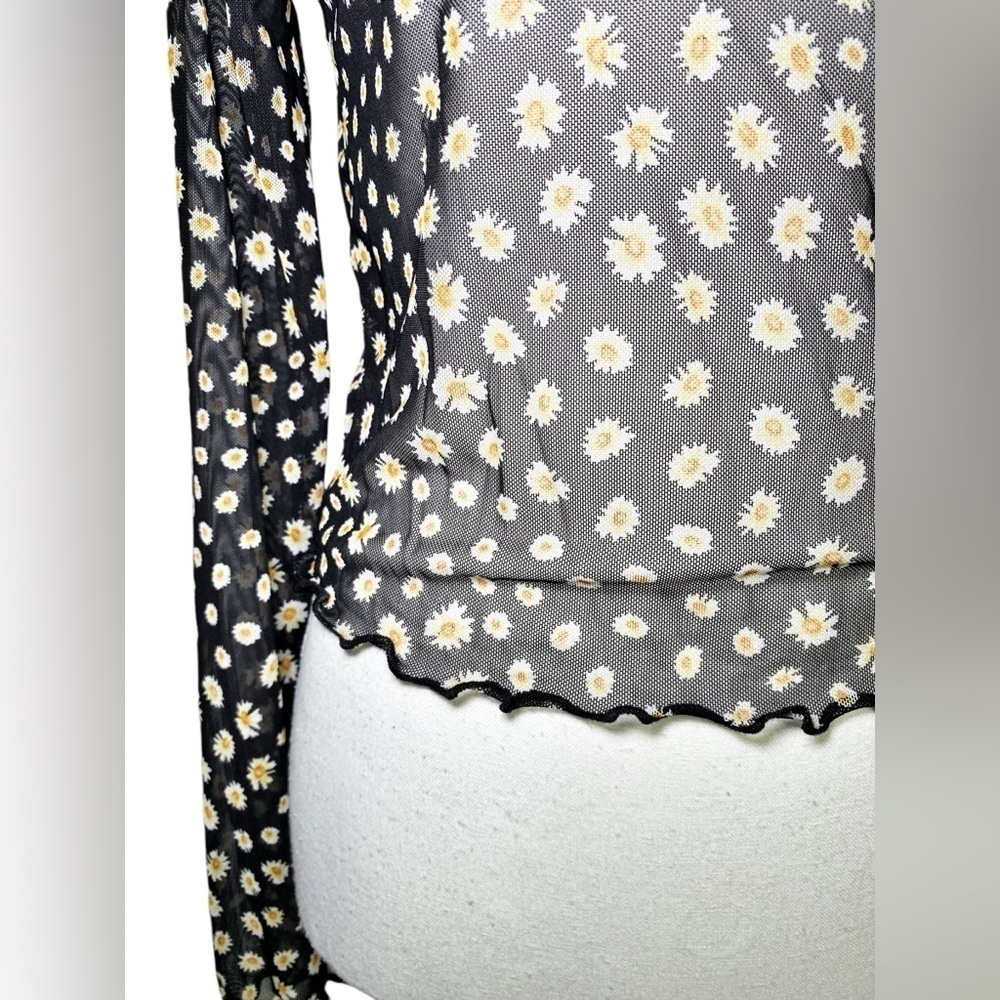 Gaze Knit Mesh Daisy Long Sleeve Crop Top - Picture 5 of 12